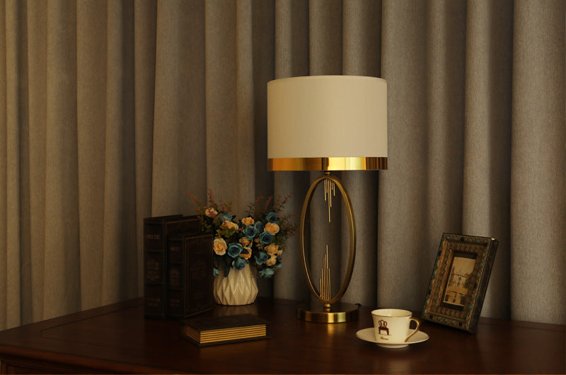 Luxury postmodern American style table lamp, bedroom decoration, bedside lamp, European creative minimalist modern living room, warm wedding